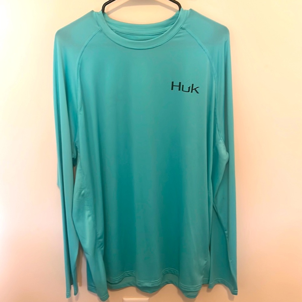 Men’s Huk teal fishing shirt. Small stitching issue in pics.